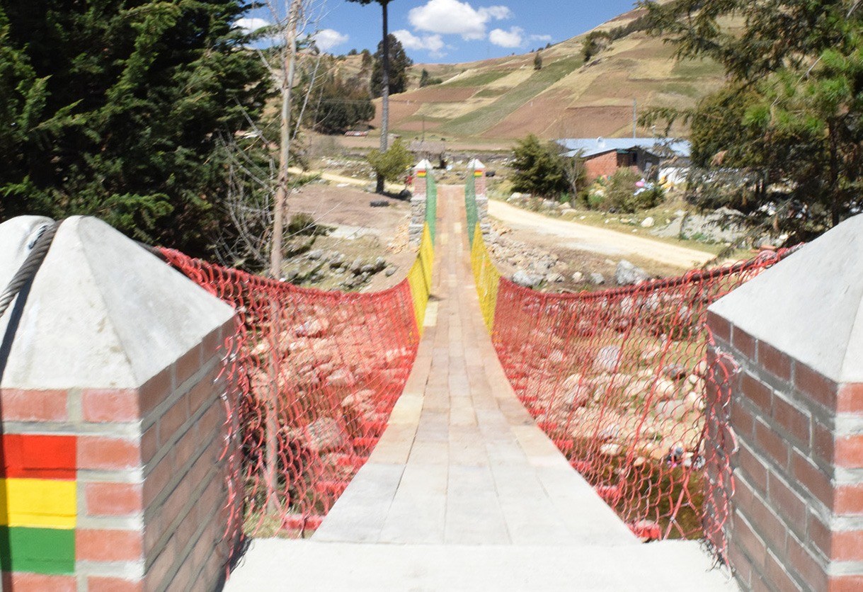 Kayarani Bolivia suspension footbridge construction – photo gallery 7