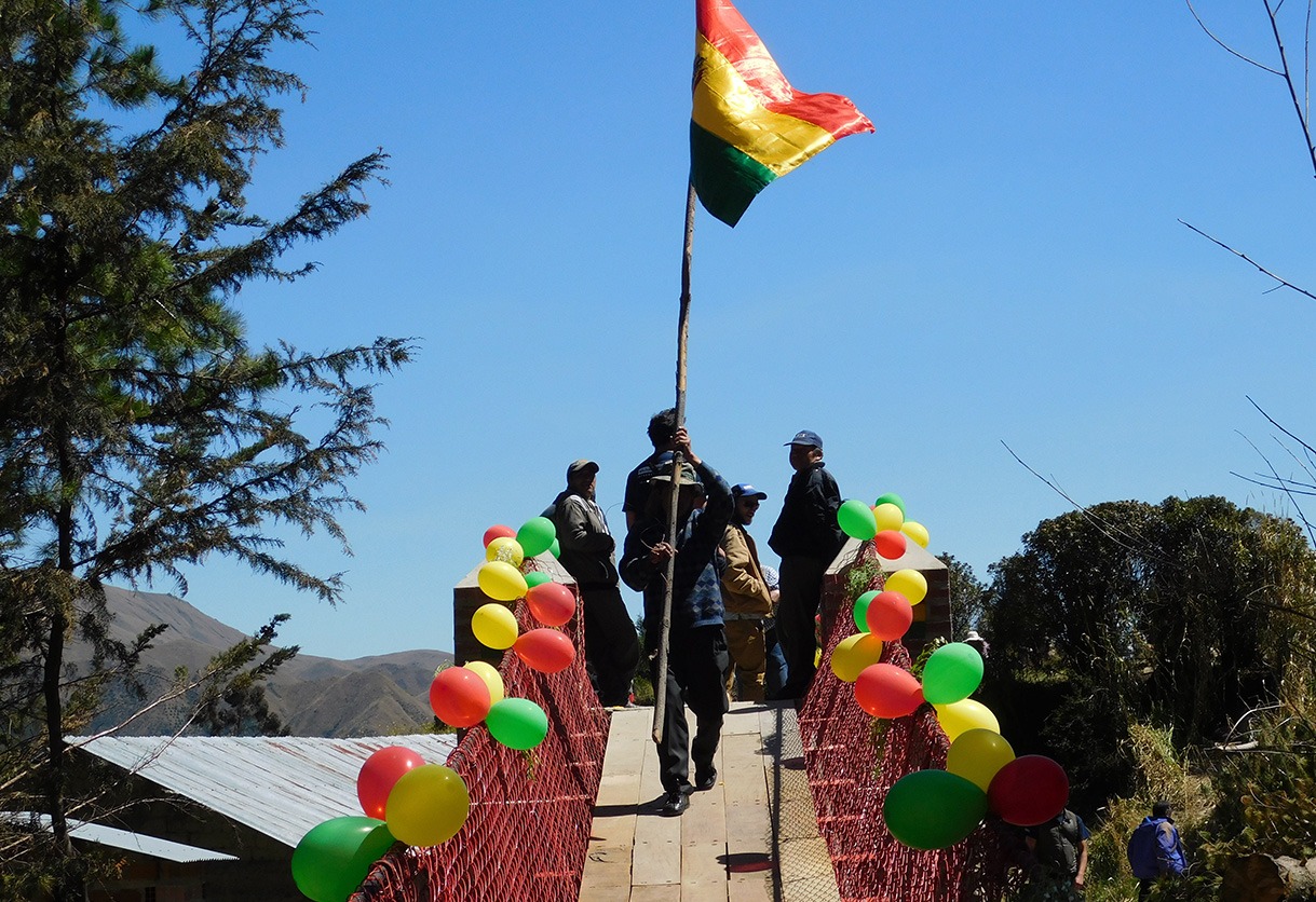 Kayarani Bolivia suspension footbridge construction – photo gallery 11